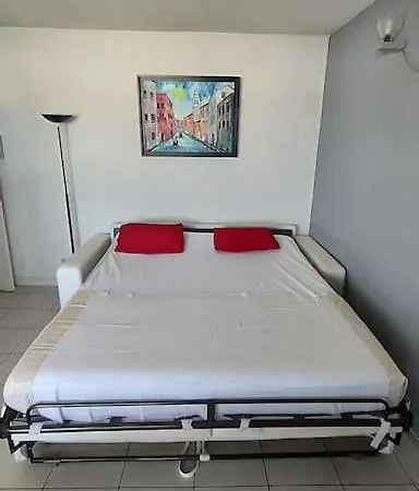 Le Dali, A 5 Min Parking Apartment