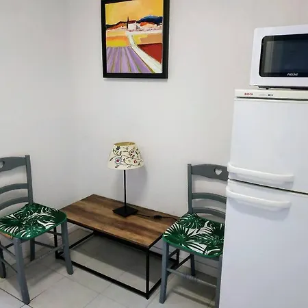 Le Dali, A 5 Min Parking Appartement
